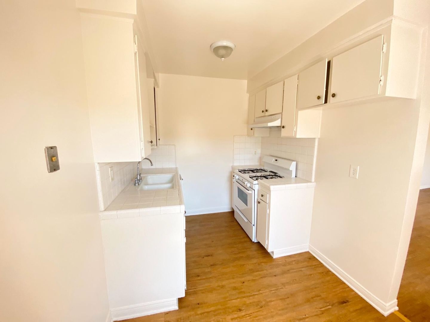 Hawthorne Apartment: 4935 W. 120th Street