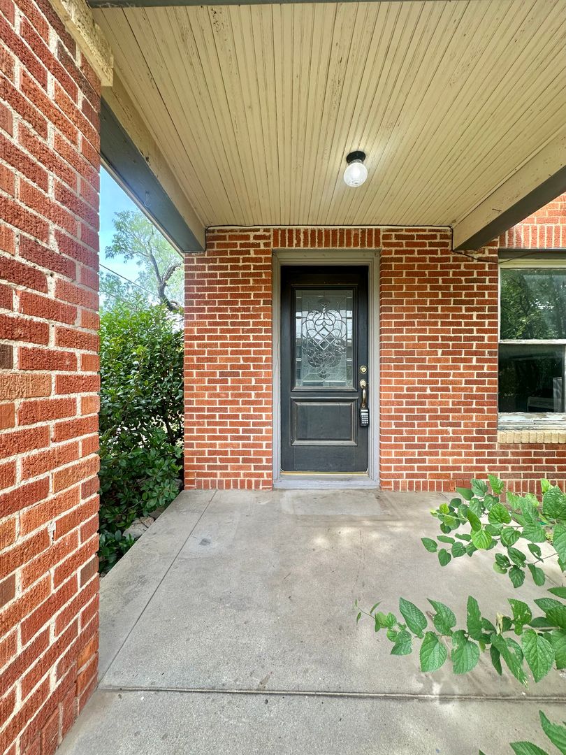 San Angelo House: 302 S Van Buren