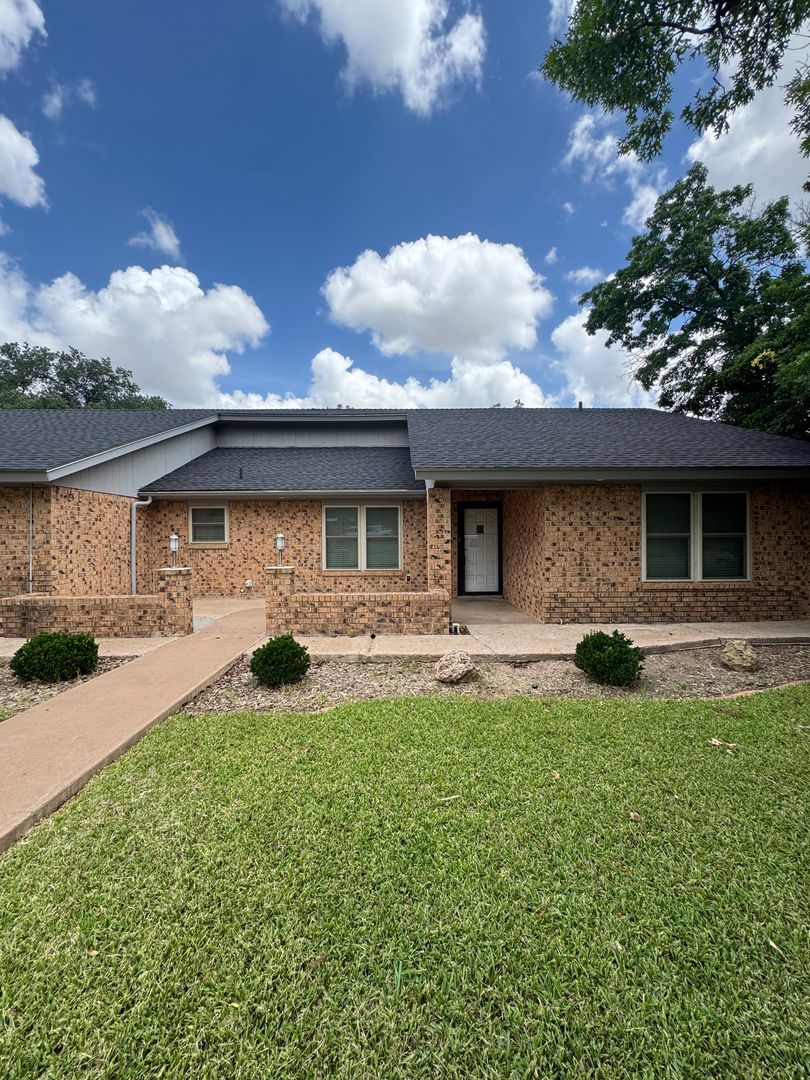 San Angelo House: 3330 Briargrove Ln