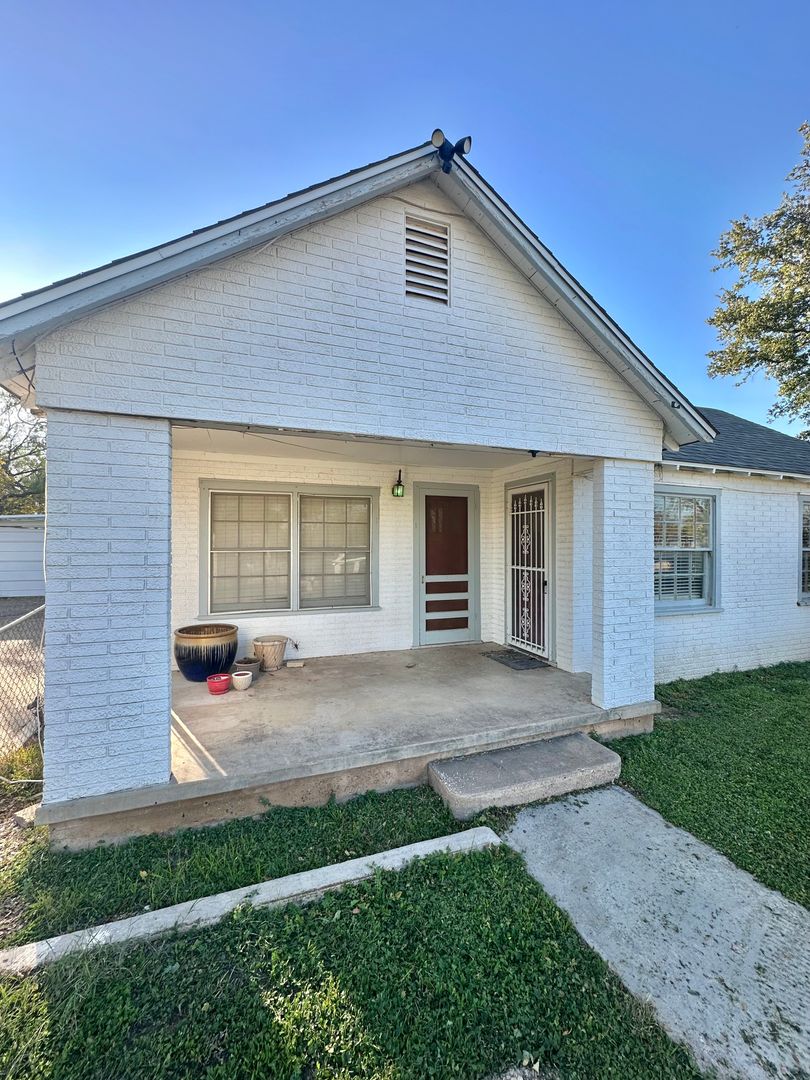 San Angelo House: 3207 Grape Creek Rd
