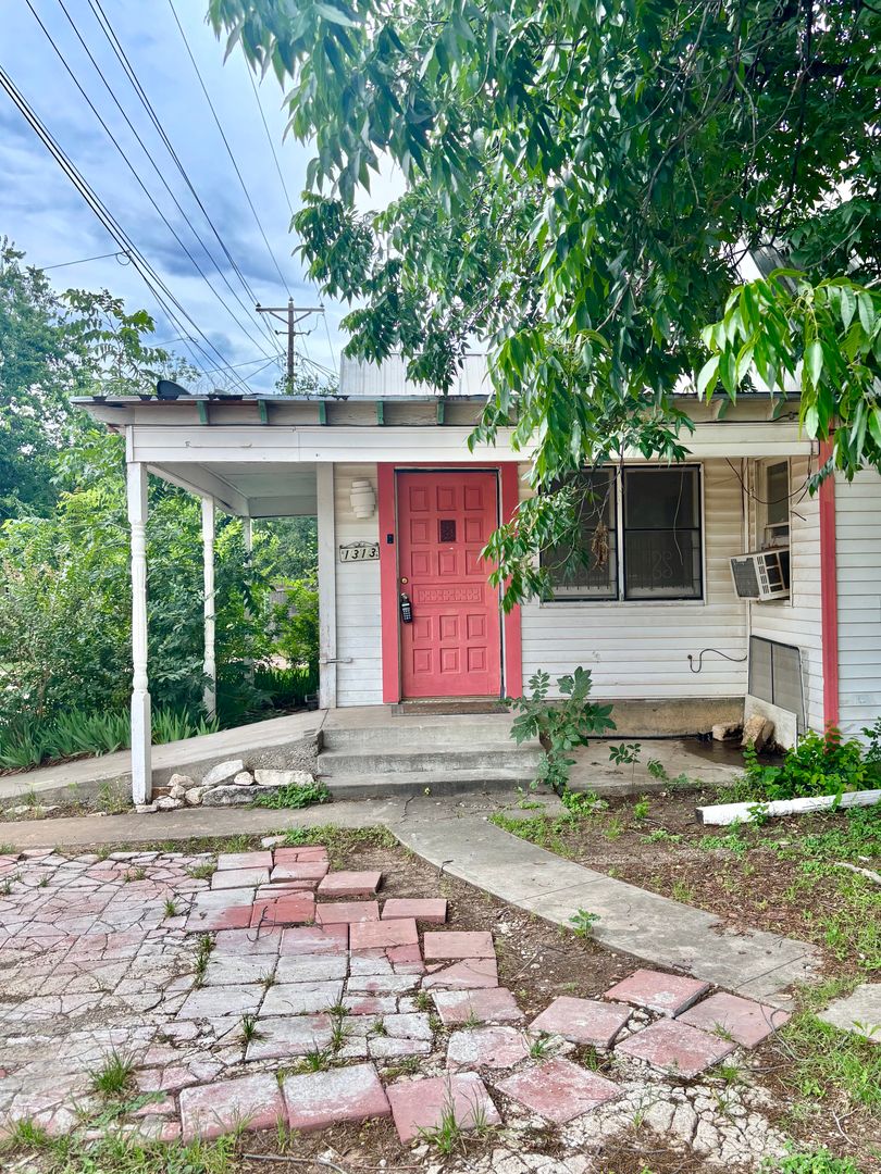 San Angelo House: 1313 Guadalupe St.