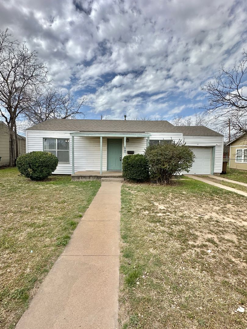 San Angelo House: 309 N Milton