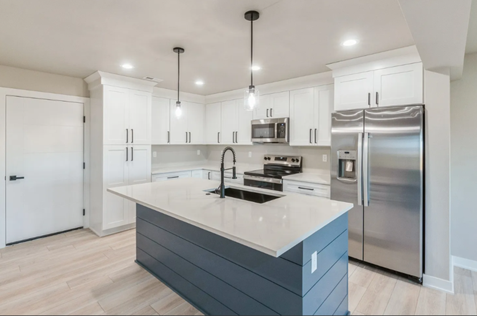 Urbandale Apartment: 14212 Springbrook Trail