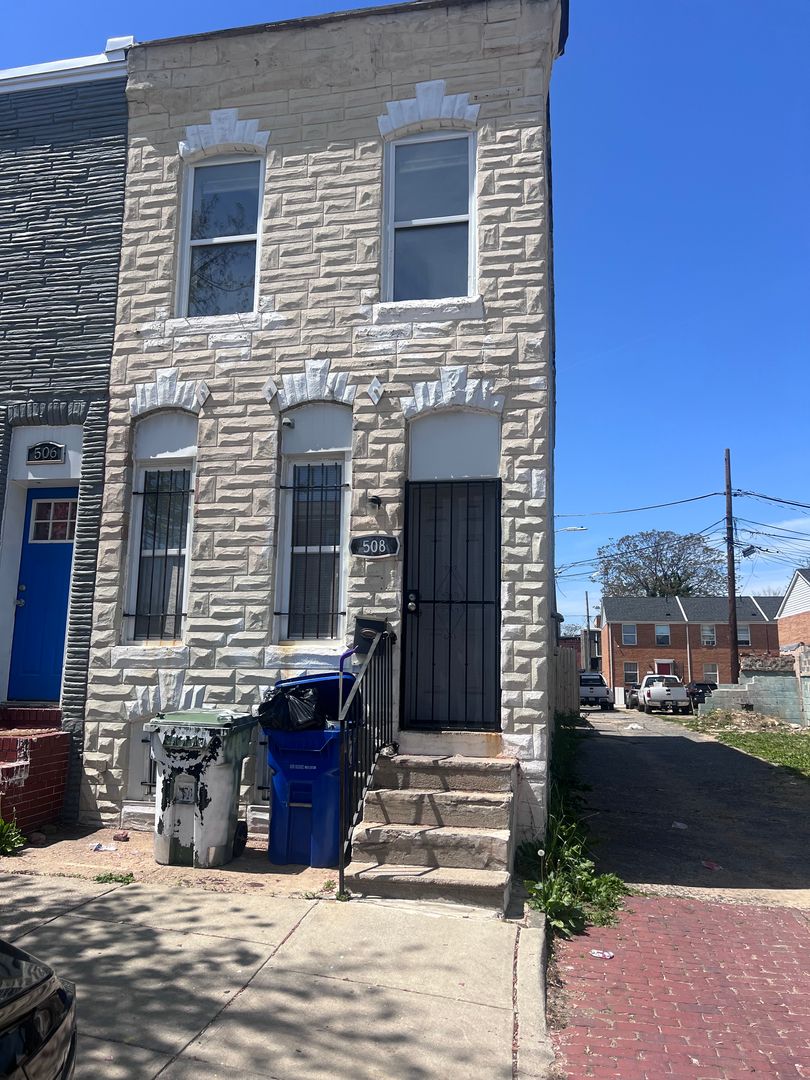 Baltimore House: 508 N Montford Ave