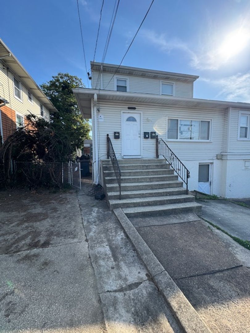 Arbutus Apartment: 1332 Stevens Ave