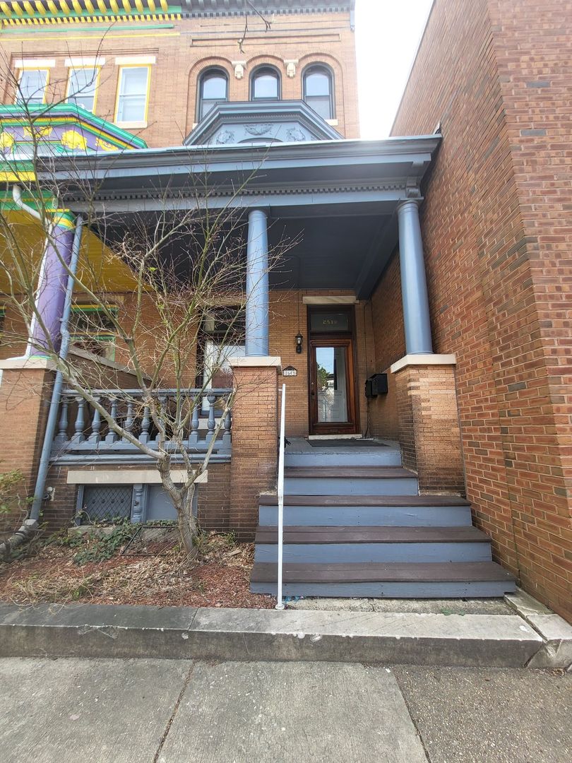 Baltimore Apartment: 2619 Saint Paul Street