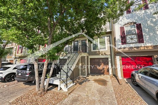 Spacious Townhouse with Central AC and Washer/Dryer – photo 1