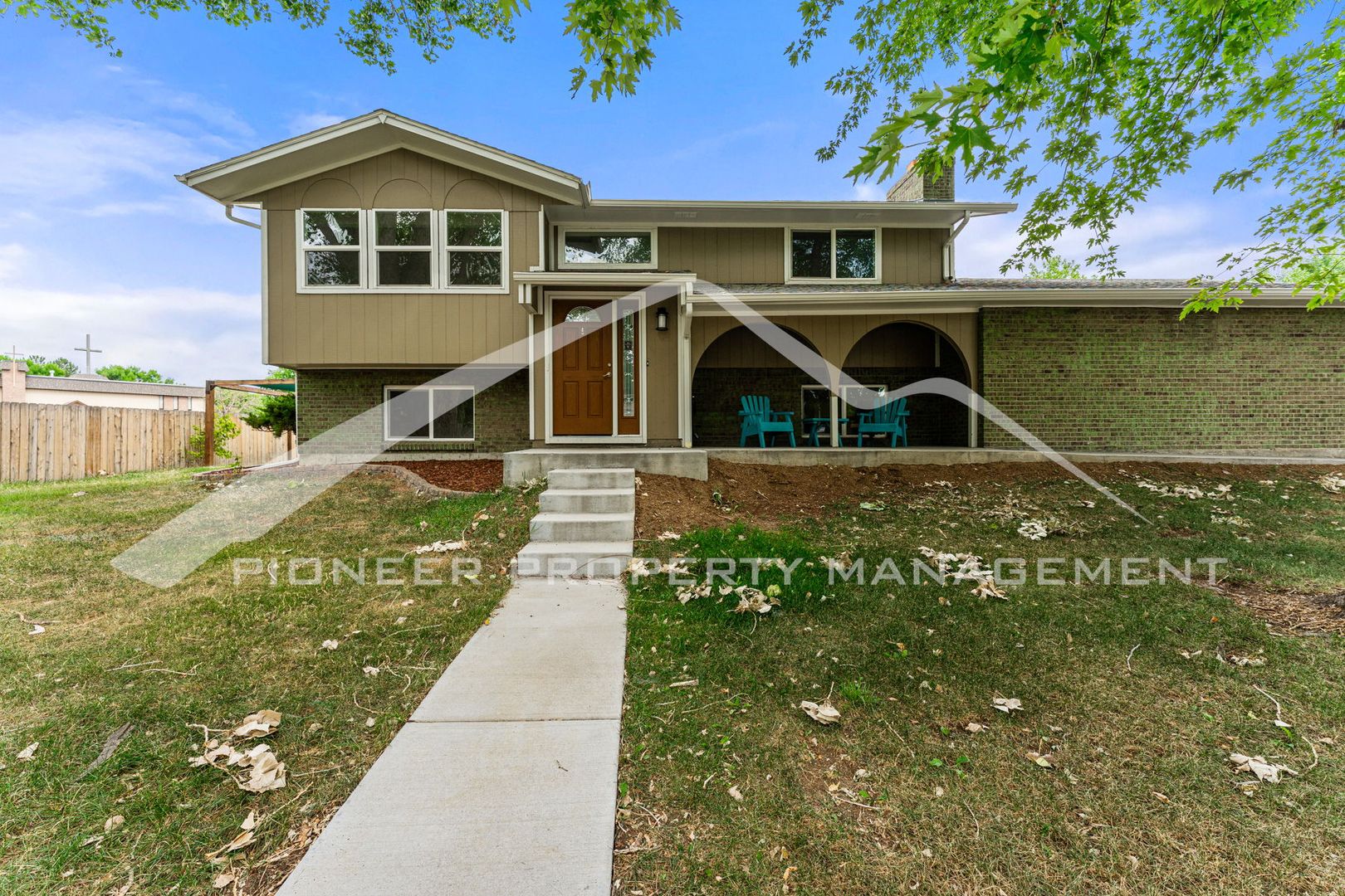 Lakewood House: 1099 S Johnson Way