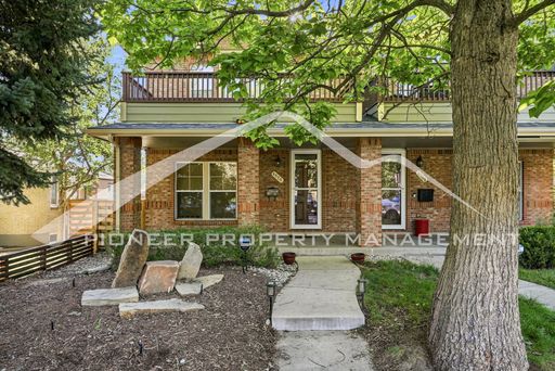 Gorgeous Townhouse with Gas Fireplace and Central AC – photo 1