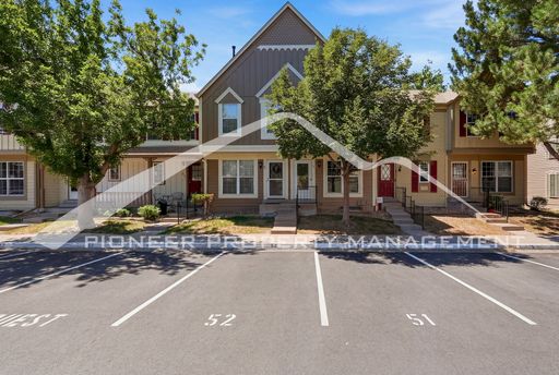 Spacious Townhouse with Washer/Dryer and Central AC – photo 1