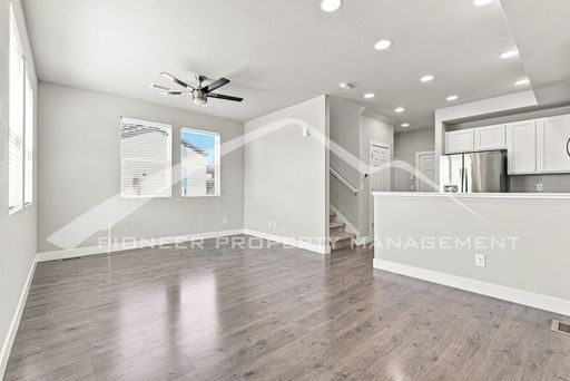 Spacious Townhouse with Washer/Dryer and 2-Car Garage – photo 1
