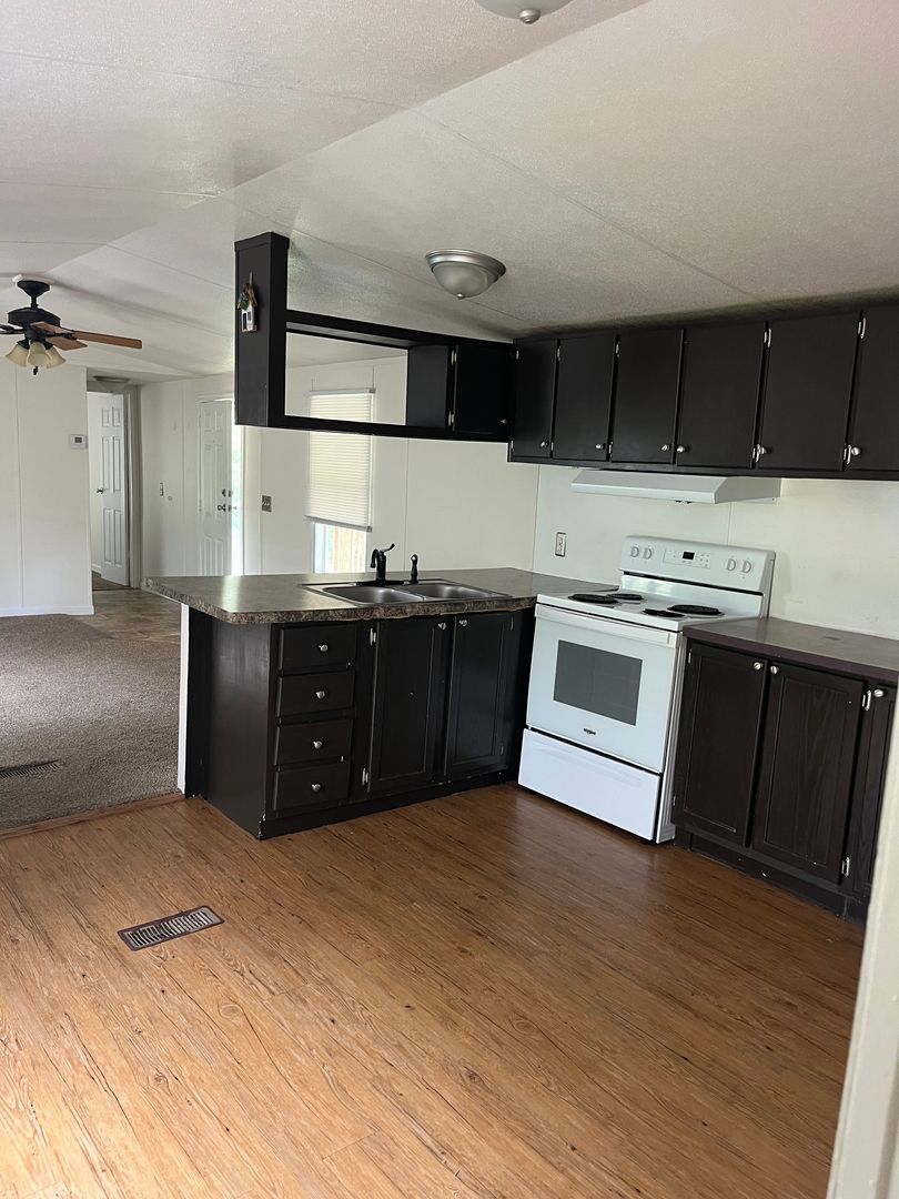 Huntington House: 40 Honey Bee Lane