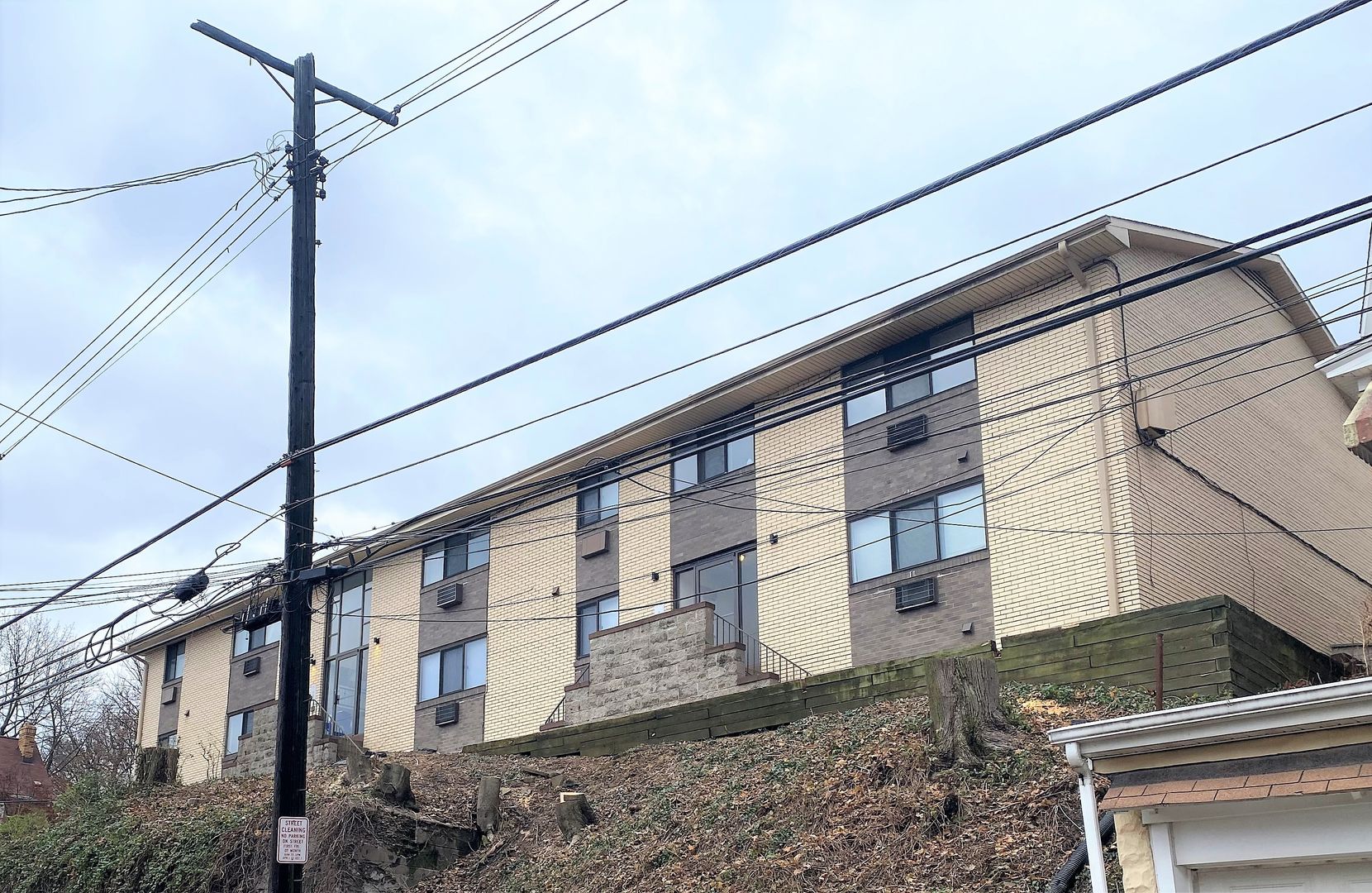 Dormont Apartment: 2703 Voelkel Avenue