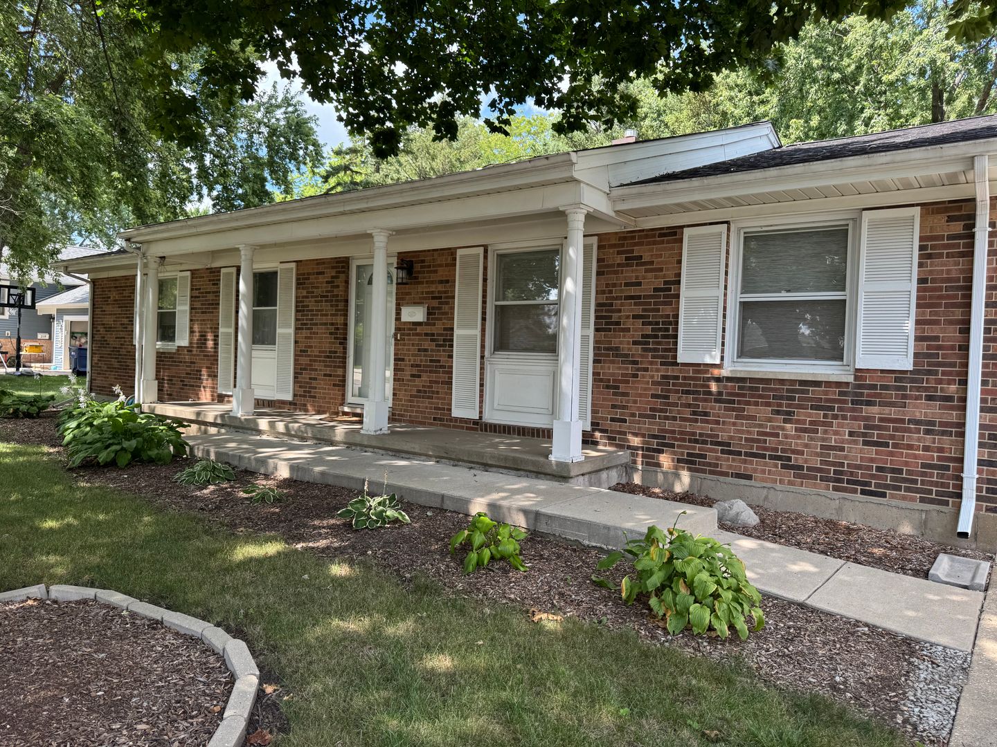 DeKalb House: 209 W Royal Drive