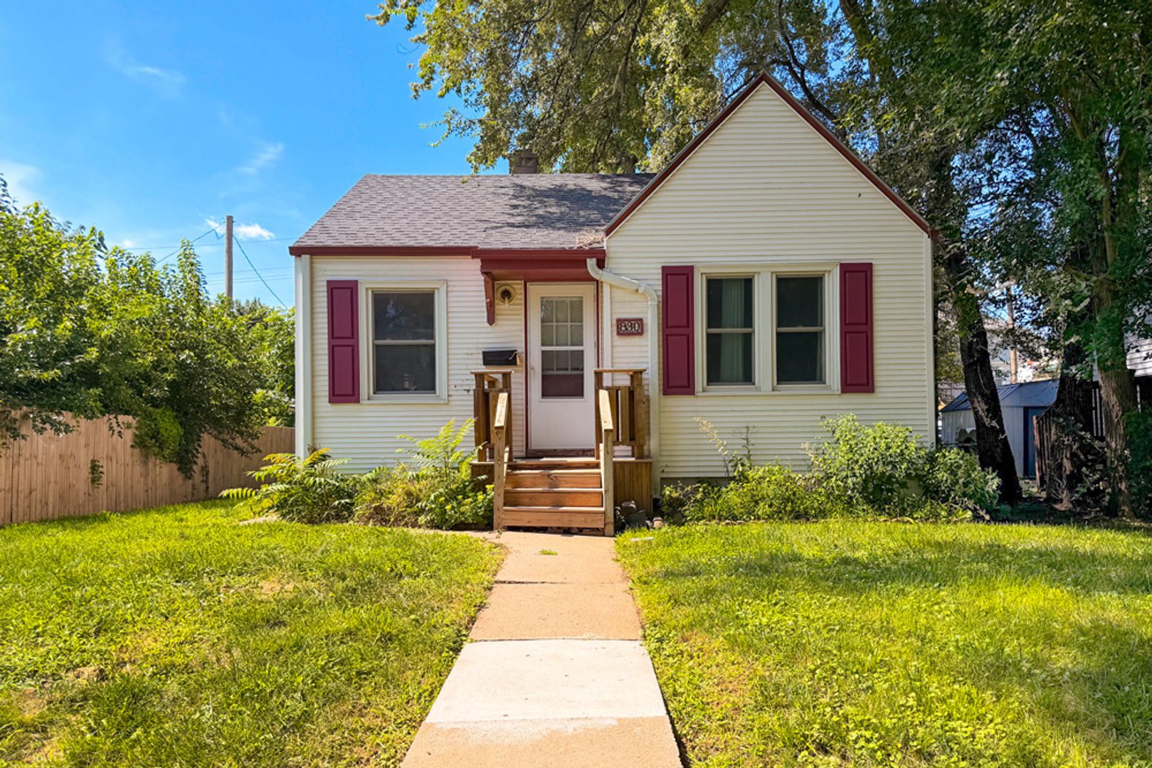 Omaha House: 830 S 49th Ave