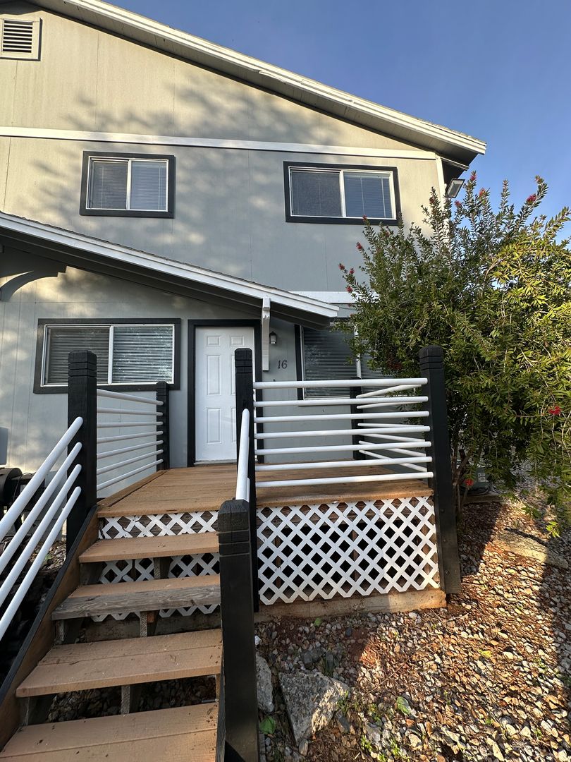 Redding Apartment: 821 Camino Court
