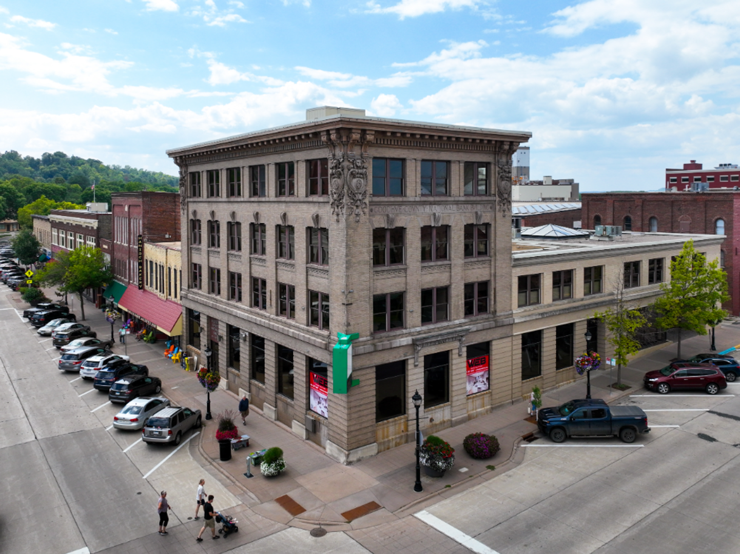 Red Wing Apartment: 222 Bush Street