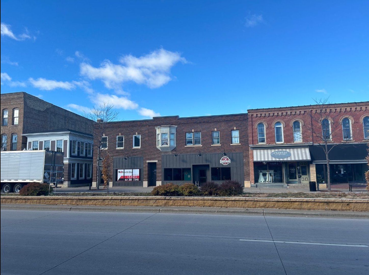 Saint Peter Apartment: 208-212 S Minnesota Avenue