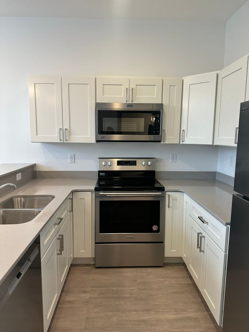 Red Wing Apartment: 222 Bush Street