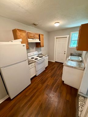 2 bed/1 bath duplex
