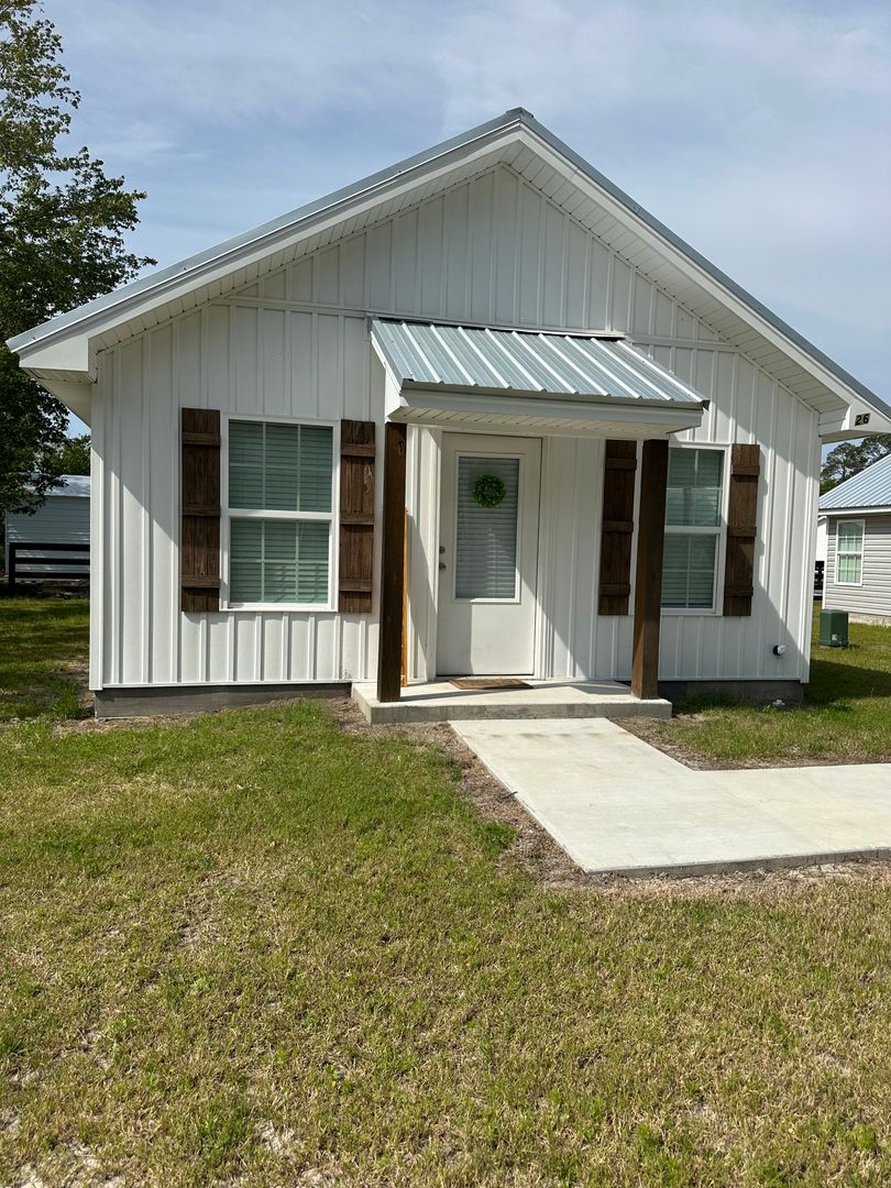 Baxley Apartment: 467 Pine St