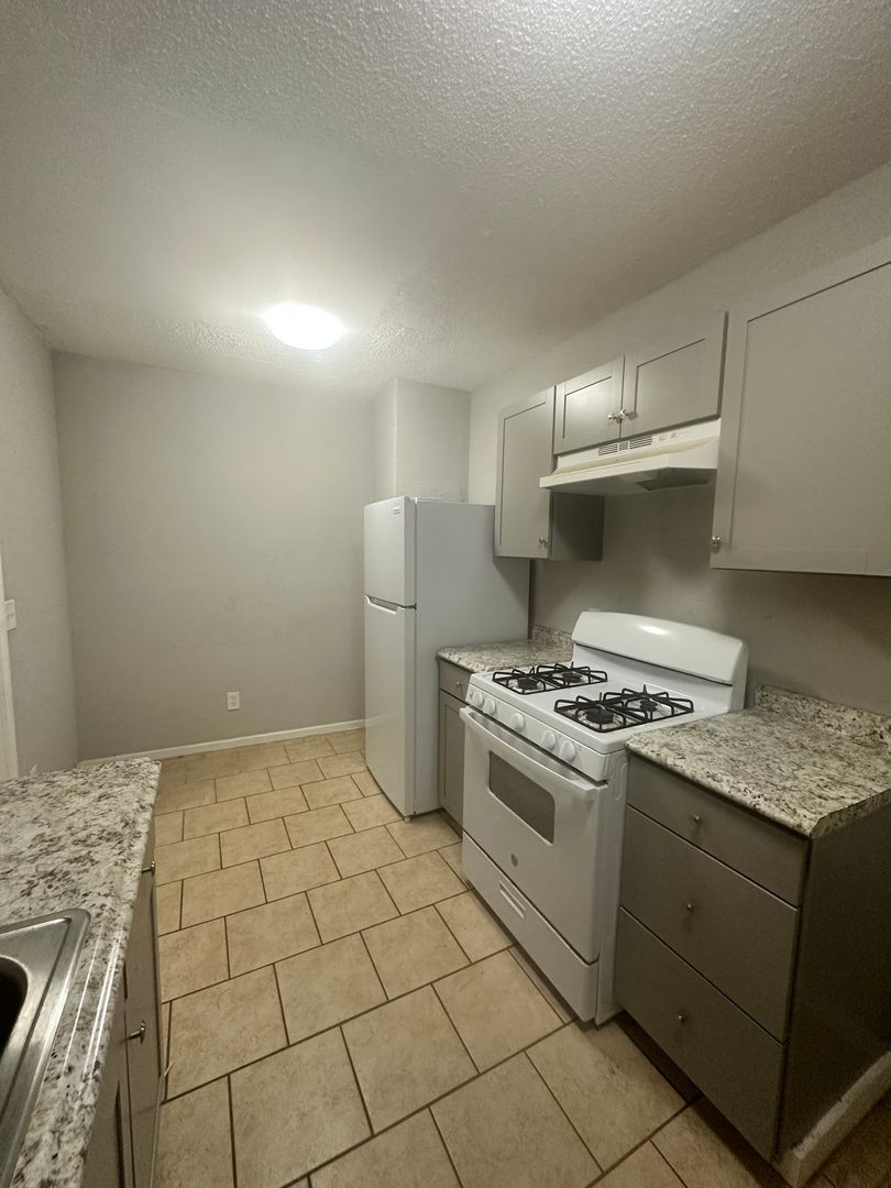 Brunswick Apartment: 3722/3728 Ogg Ave