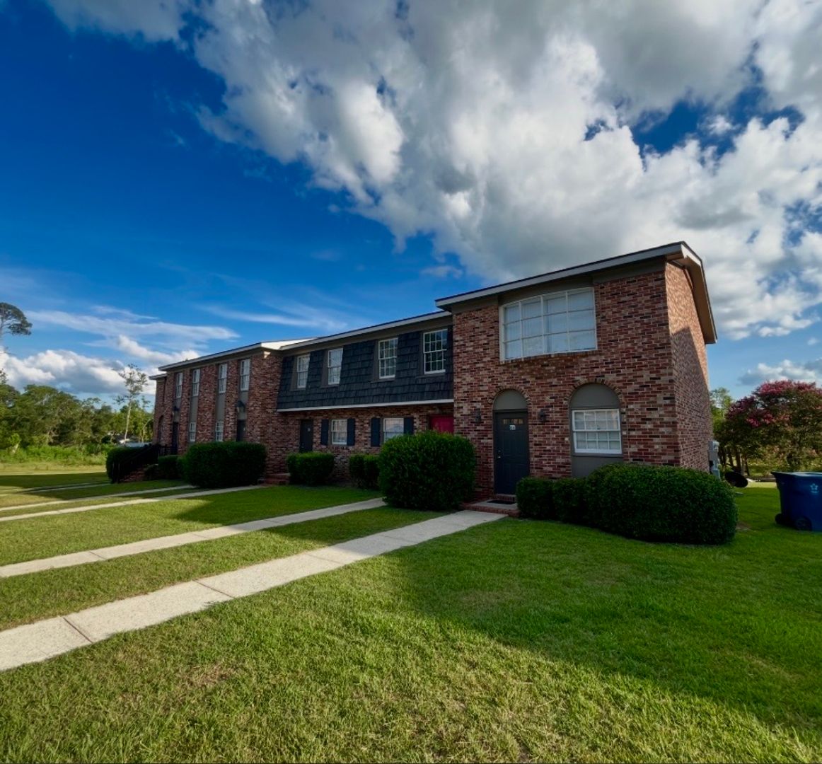 Vidalia Apartment: 707 Loop Road