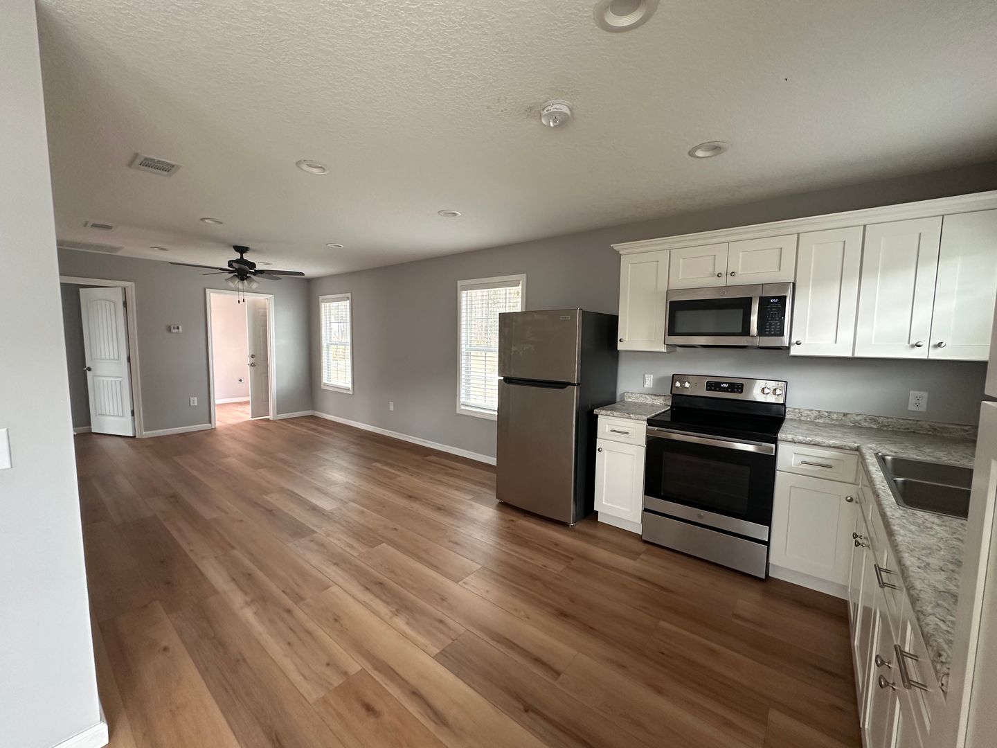 Baxley Apartment: 467 Pine St