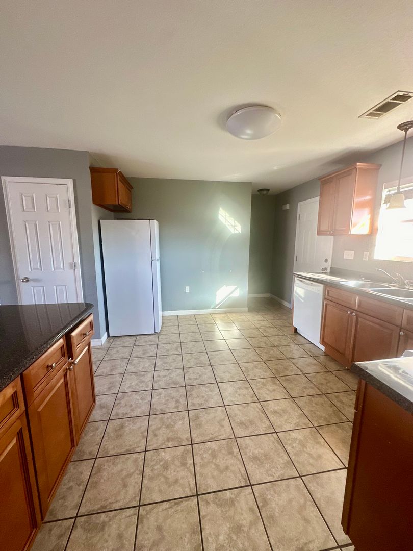 Vidalia Apartment: 900 Maple Dr