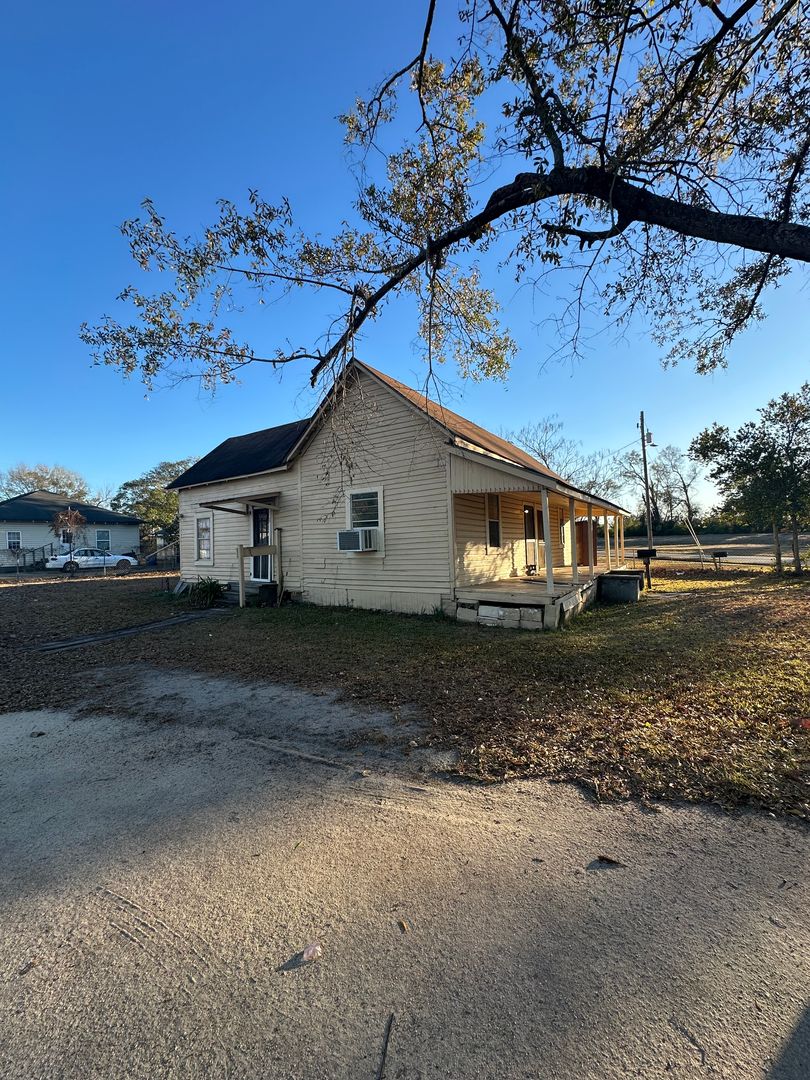 Vidalia House: 407 Orange St