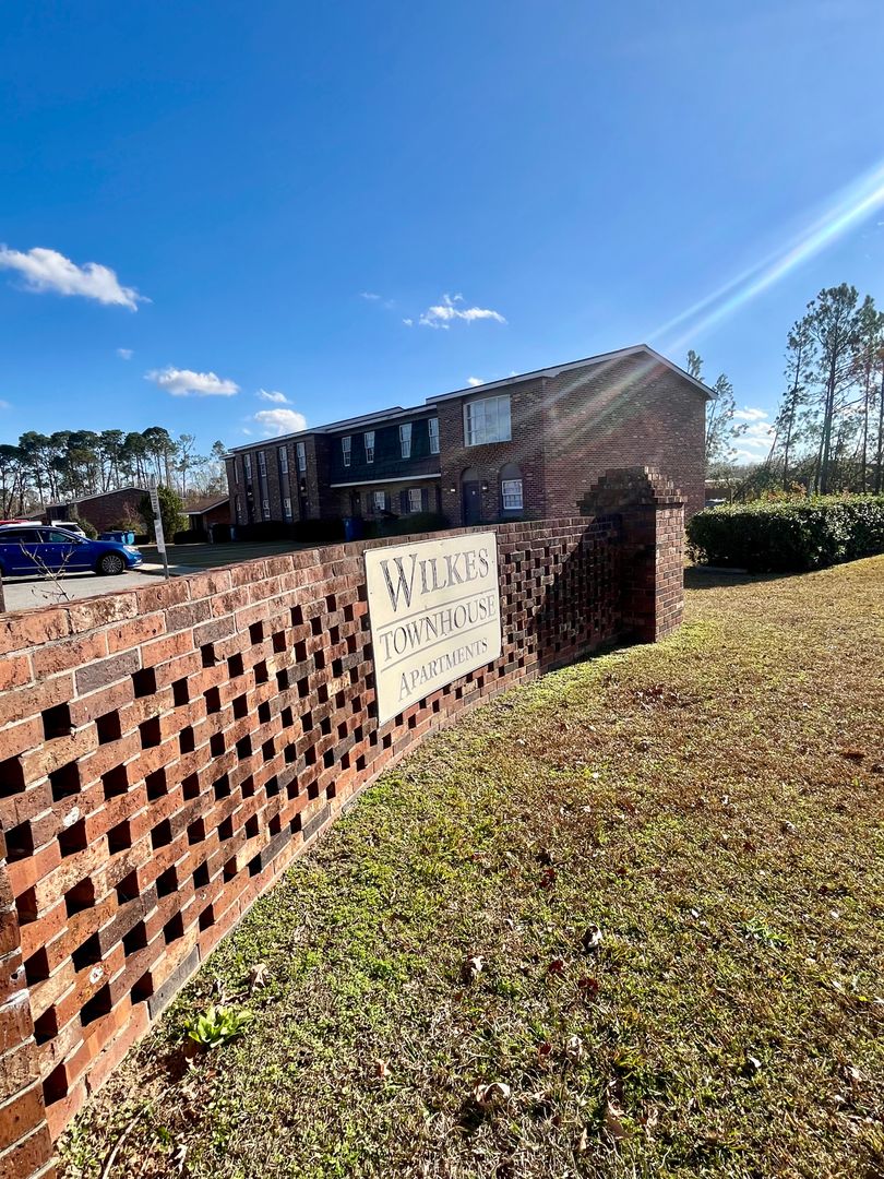 Vidalia Apartment: 707 Loop Road