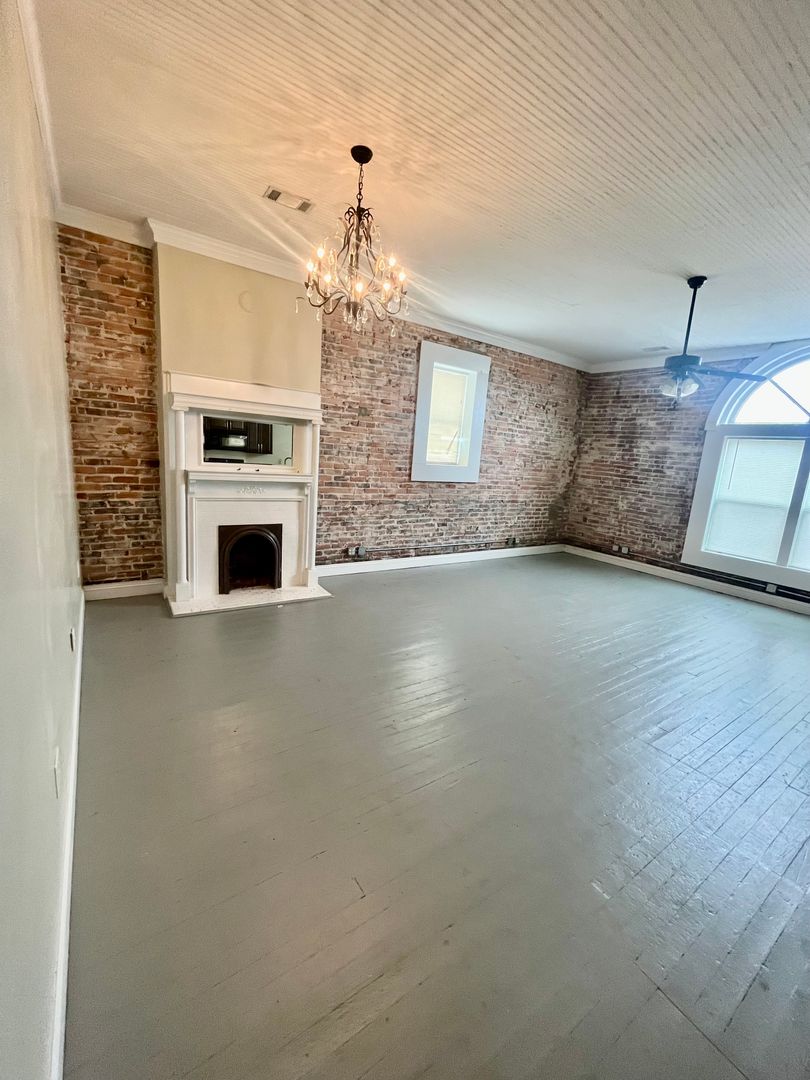 McRae Helena Apartment: 25 W Oak St