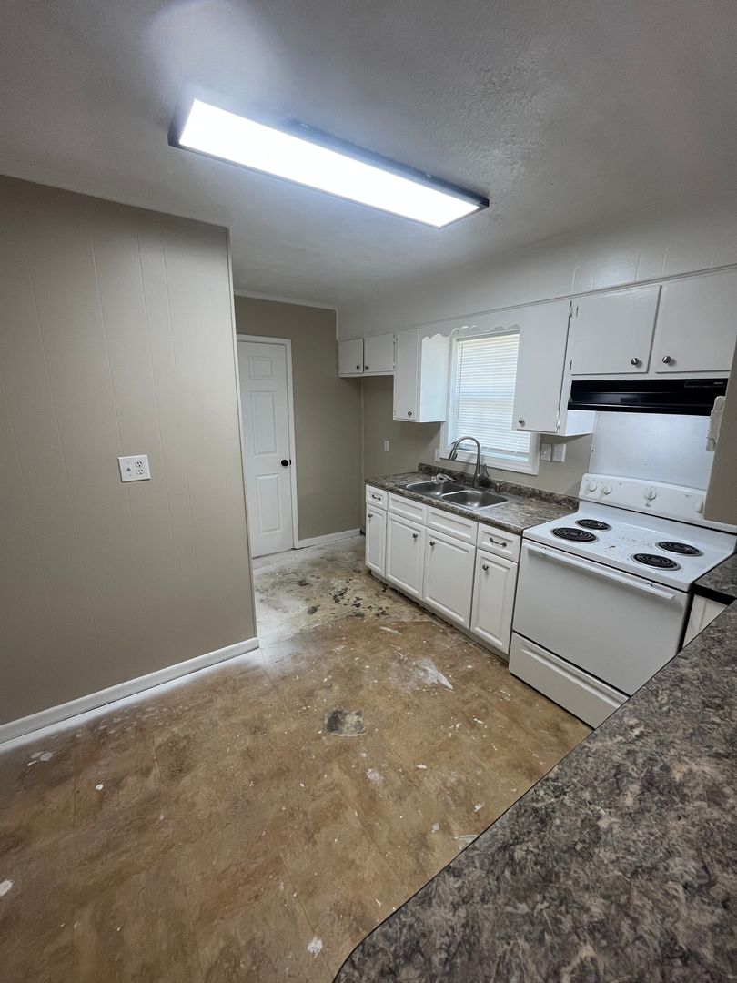 Baxley House: 655 Beach Rd.