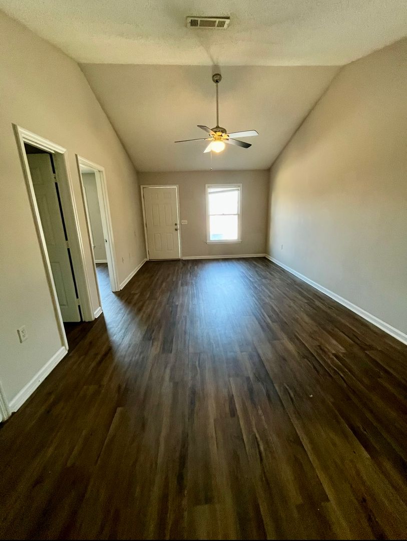 Statesboro Apartment: 230 Lanier Dr