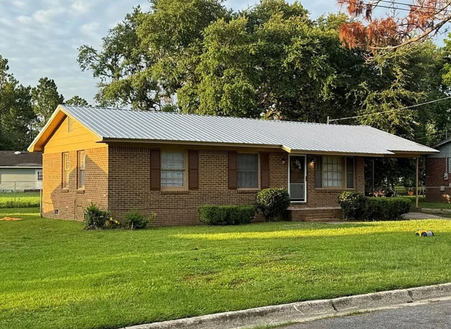 Douglas House: 808 Glendale Ave