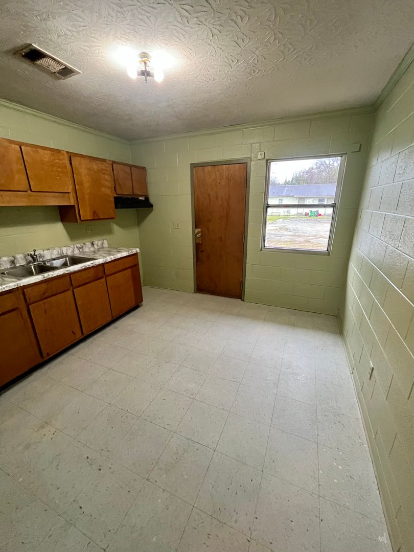 Lyons Apartment: 370 E Gordon Ave