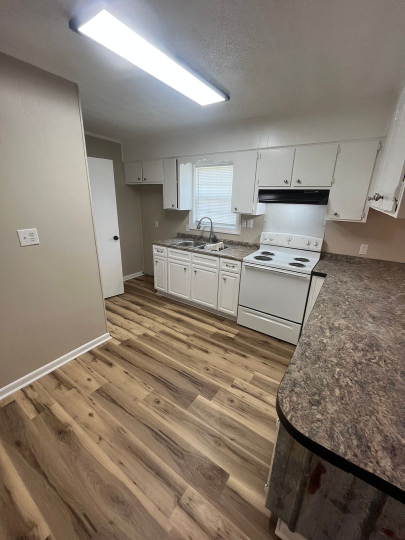 Baxley House: 655 Beach Rd.