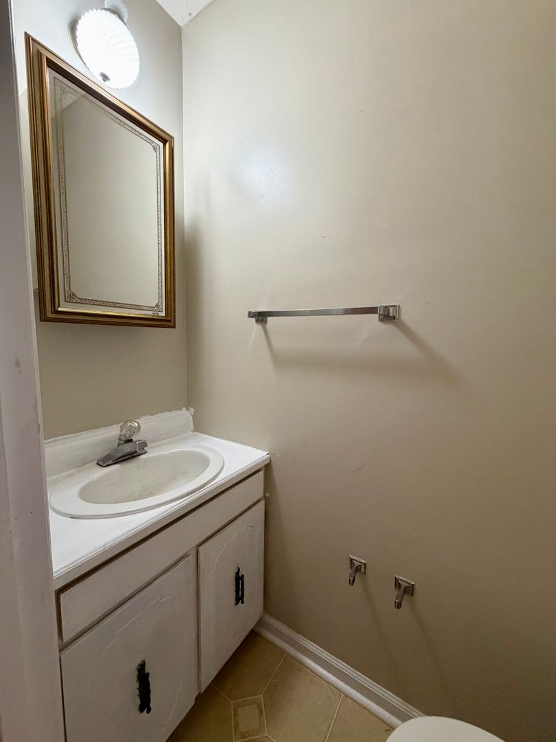 Vidalia Apartment: 707 Loop Road