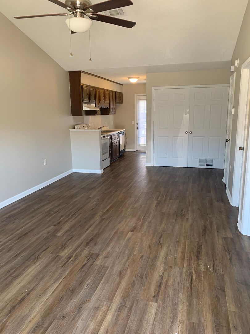 Statesboro Apartment: 230 Lanier Dr