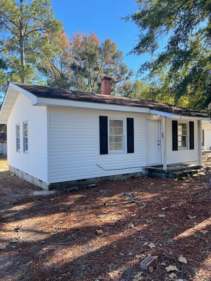 Claxton Apartment: 401 Boss St