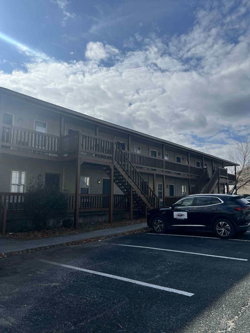 Statesboro Apartment: 222 Lanier Drive