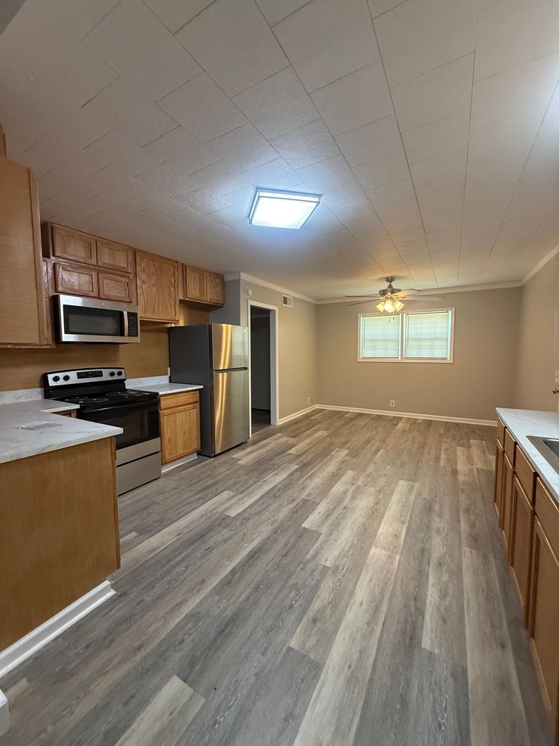 Vidalia House: 800 W Third St