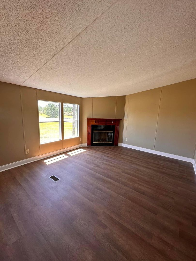 Hazlehurst Apartment: 577 Kirkland Still Rd