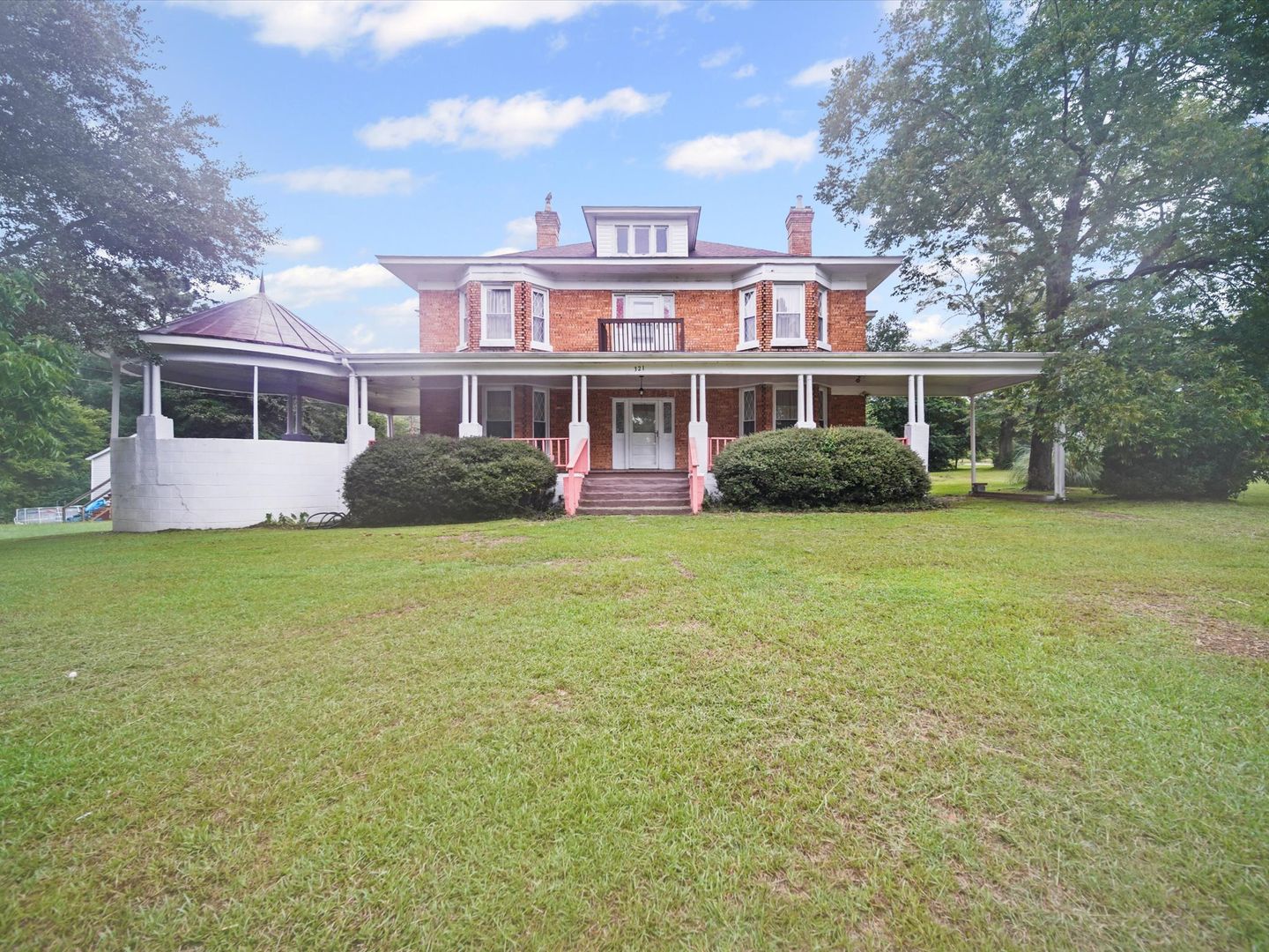 Morven House: 321 E Main St