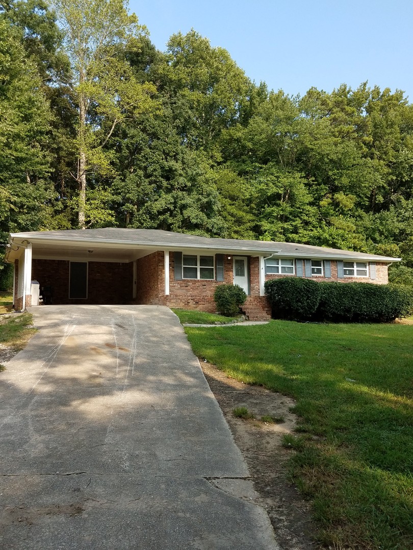 Douglasville House: 716 West Spring Drive