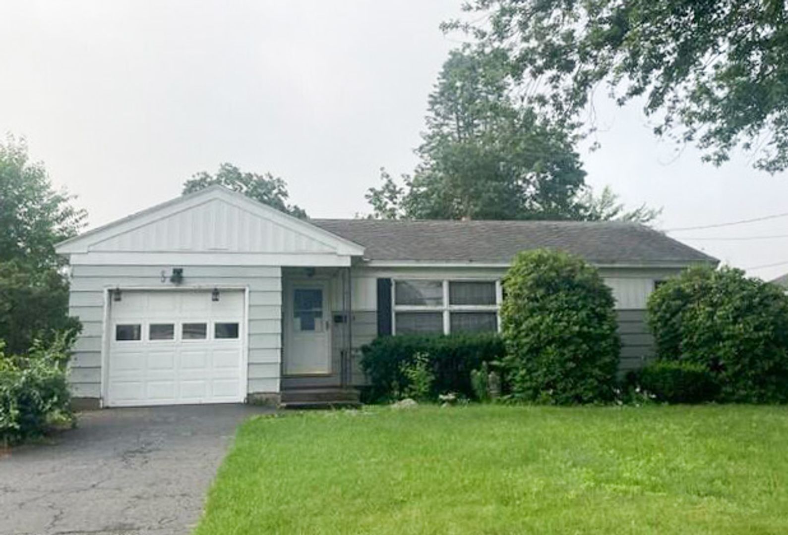 Loudonville House: 17 Marie Parkway