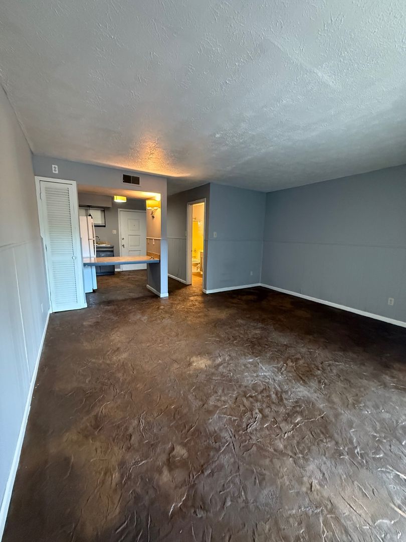 Broadway Apartments! *** FIRST MONTH RENT FREE WITH 12 MONTH LEASE SIGNING ***