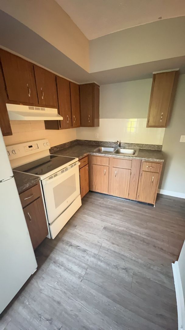 Lexington Apartment: 1029 Cross Keys Rd