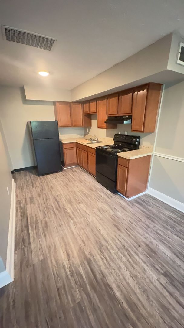 Lexington Apartment: 1021 Cross Keys Rd