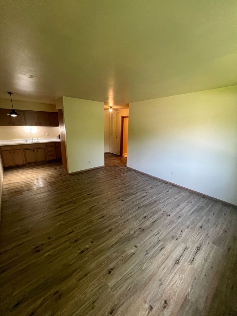 Merrill Apartment: 1601 E 10th Street